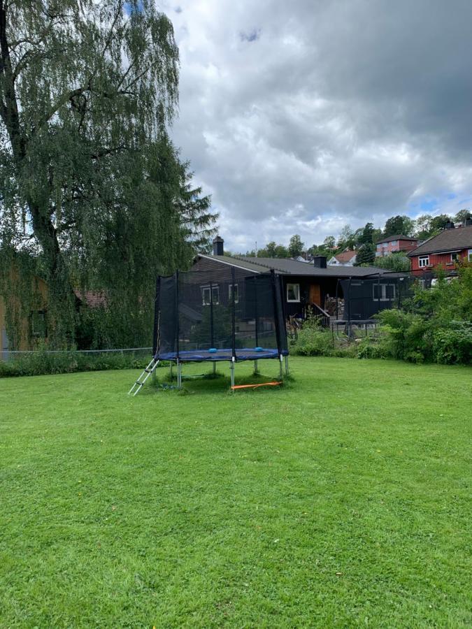 Sjarmerende Gjestehus Med Stor Hage I Sandvika Eksteriør billede
